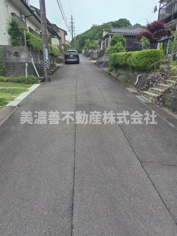 ６３３１４　関市迫間台土地の前面道路含む現地写真