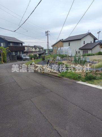 ６３３１４　関市迫間台土地の前面道路含む現地写真