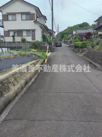 ６３３１４　関市迫間台土地の前面道路含む現地写真