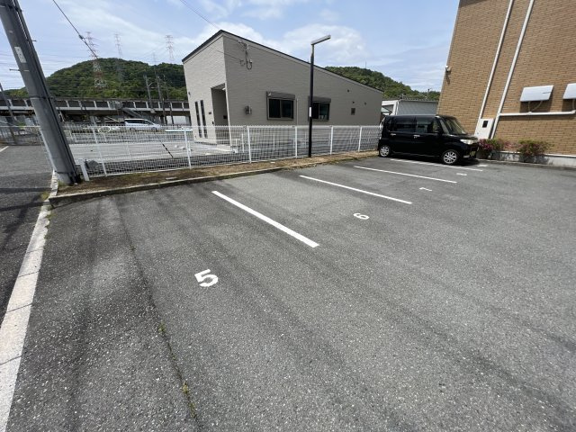 メゾンサンベリーナの駐車場