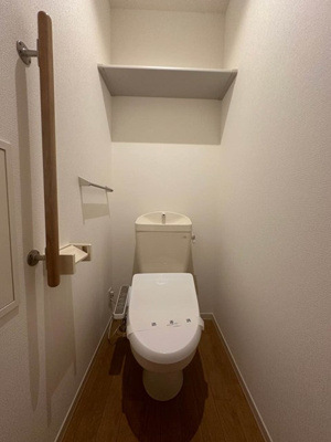 【トイレ】 | Center West/センターウエスト | トイレは温水洗浄便座付き♪人気のバストイレ別です♪小物を置ける便利な棚やタオルハンガー、手すりも付いています♪