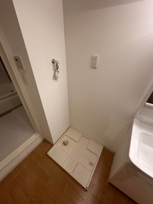 【設備】 | Center West/センターウエスト | 洗面所内、洗髪洗面化粧台横にある室内洗濯機置き場です♪防水パンが付いているので万が一の漏水にも安心です！