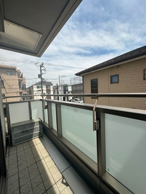 【バルコニー】 | Center West/センターウエスト | バルコニーは南向きです！お洗濯物はお昼からでも乾きそう☆お洗濯物を干したり、気分転換をするにもおすすめです☆