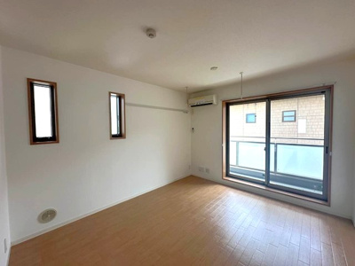 【居間・リビング】 | Center West/センターウエスト | 南向きリビングダイニングキッチン11.8帖☆バルコニーに繋がる角部屋二面採光のお部屋です♪エアコン付きで1年中快適に過ごせますね☆