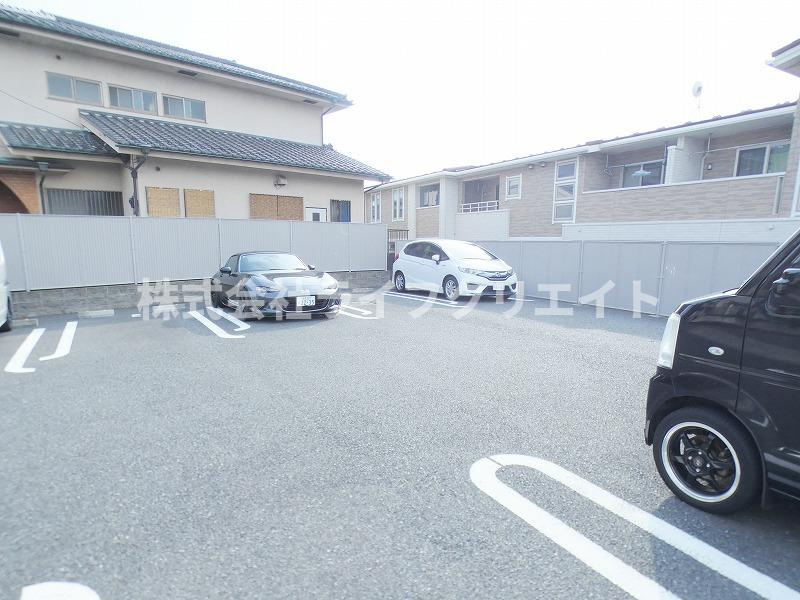 ブライトガーデンの駐車場