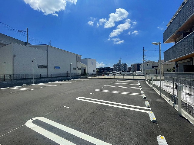 楓　A棟の駐車場|車をお持ちの方に嬉しい駐車場付きの物件です