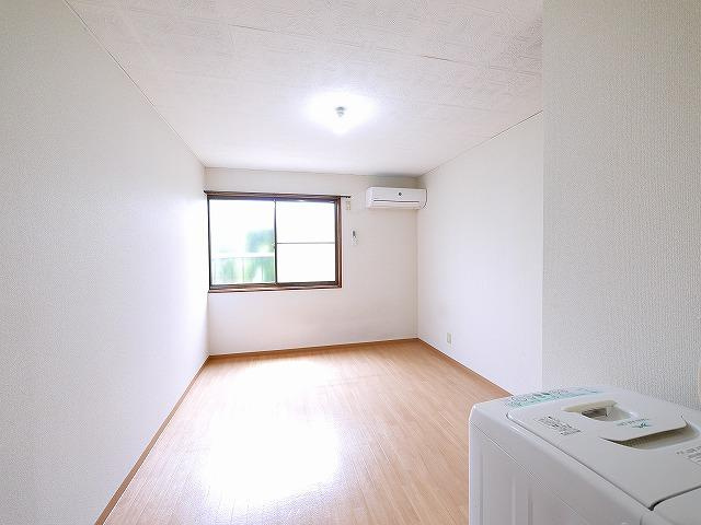 吉田ハイツの洋室