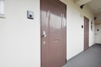 【その他共用部分】 | 皆様をお迎えする、お部屋の玄関ドア。開けやすさや開放角度、ドアノブの操作しやすさや鍵の形状などを、現地で一度ご確認ください。～即日のご見学可能～　お問合せはお気軽にどうぞ。