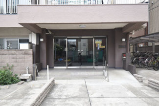 【エントランス】 | お客様を、そして住人を出迎えてくれるマンションのエントランス。ゴミが落ちていないことからも、管理状態の良さや住民の節度の高さが見て取れます。～即日のご見学可能～　お問合せはお気軽にどうぞ。