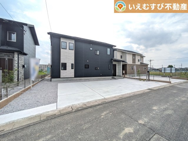 BLOOMING GARDEN　熊谷市弥藤吾の駐車場|並列4台駐車可能なゆとりのカースペース
複数台車をお持ちでも、お友達が遊びに来てもゆとりの駐車スペース！