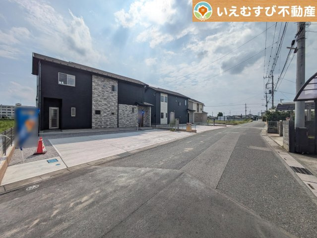BLOOMING GARDEN　熊谷市弥藤吾の前面道路含む現地写真|充分な広さの前面道路
間口が広くお車の出し入れも問題なく行えるスペースが確保されています♪