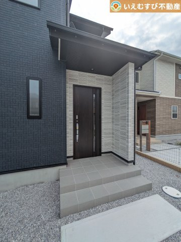 BLOOMING GARDEN　熊谷市弥藤吾のエントランス|雨が防げる広々エントランス
駐車場からアクセスの良いエントランス。雨の日や荷物が多くても安心の動線♪