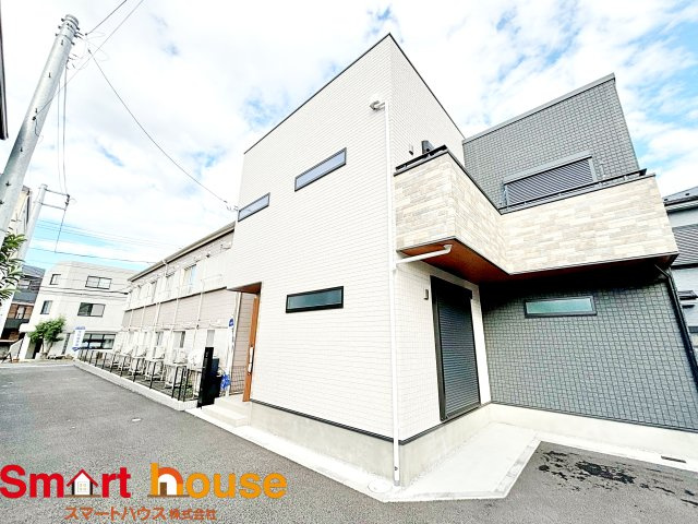 文京2棟 屋上バルコニー NO,1の前面道路含む現地写真|外壁が周囲の街並みと青空に生えるお洒落な仕上がり！周囲には高い建物のないエリア。青い空が大きく感じますね。

