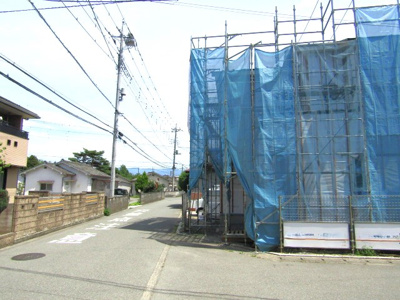 【前面道路含む現地写真】 | ブルーミングガーデン甲斐市篠原　1号棟 | 前面道路含む現地写真です