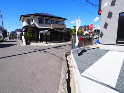 【前面道路含む現地写真】 | Ricca　南沢又　6期　1号棟 | 西側と北側、4.8mの道路に接しています◎