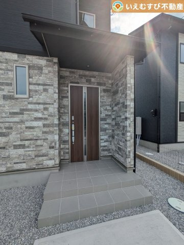 BLOOMING GARDEN　熊谷市弥藤吾のエントランス|落ち着いた色づかいのエントランス
駐車場からアクセスの良いエントランス。雨の日や荷物が多くても安心の動線♪