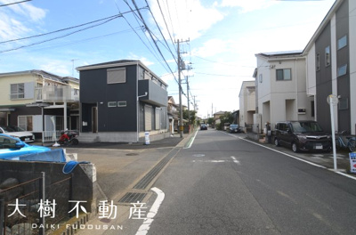 【前面道路含む現地写真】 | 海老名市社家３丁目　新築戸建て　全１棟　【仲介手数料無料】