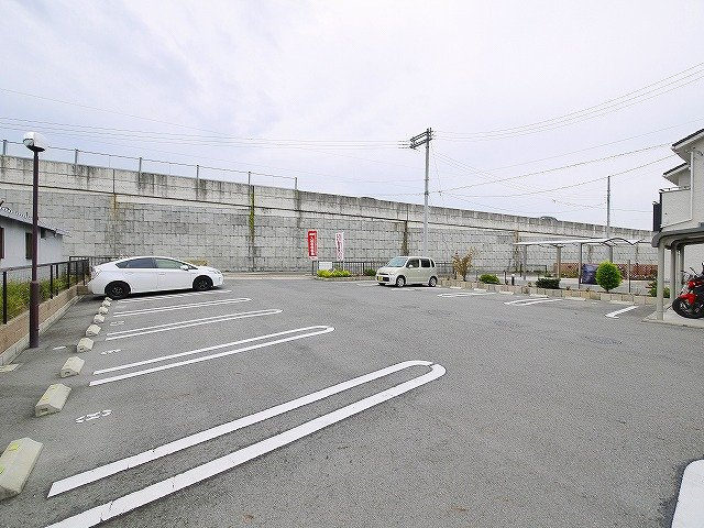 クラージュの駐車場|駐車場があるので、車を買う予定の方も安心です