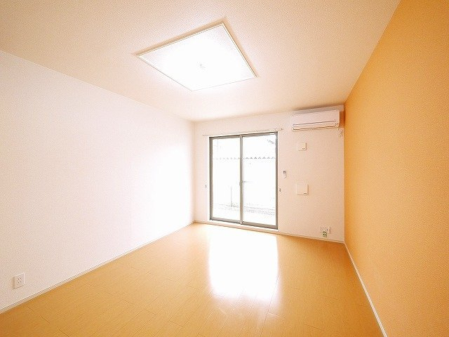 クラージュの洋室|ゆったりとした居間です