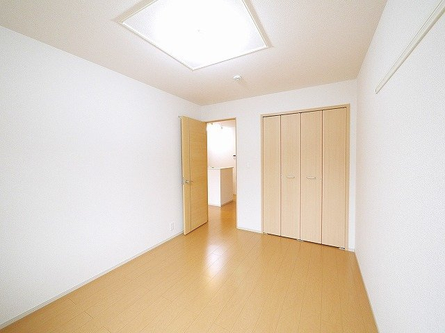 クラージュの洋室|落ち着いた色調の洋室です