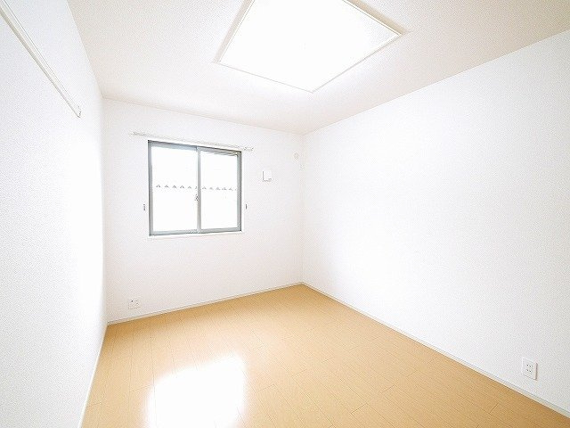 クラージュの洋室|落ち着いた色調の洋室です