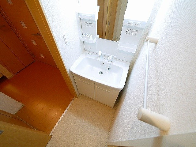 クラージュの洗面所|明るい洗面所です