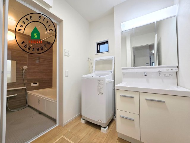 熊本市北区麻生田5丁目第1-4棟（1号棟）　の脱衣所|ゆとりの洗面スペースで朝の身支度もスムーズに。暮らしを快適に変えるシャワー付洗面台です！