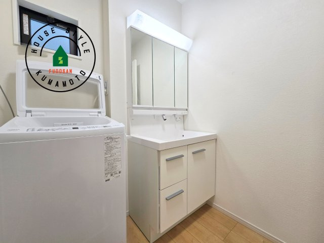 熊本市北区麻生田5丁目第1-4棟（1号棟）　の独立洗面台|毎日使うものだから清潔な空間を保ちたい水回り。洗面にはそんな願いを解消させてくれる収納アイデアが満載です。三面鏡の裏側にはキャビネットが現れ小物から背の高い物まで収納できます。