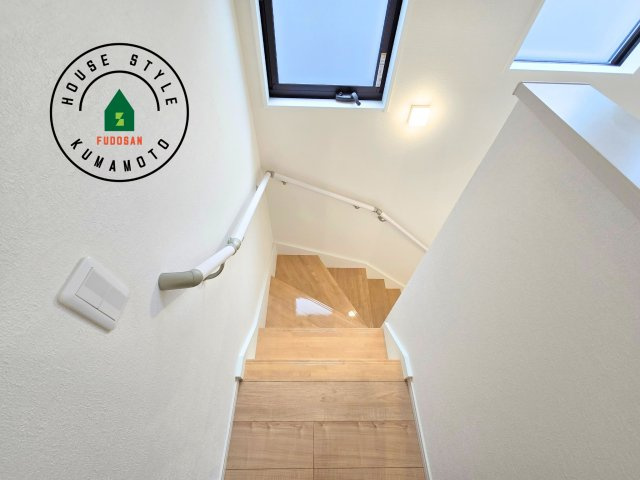 熊本市北区麻生田5丁目第1-4棟（1号棟）　の内装|＜手すり付階段＞手すりがないと階段の昇り降りで危険なことはもちろん、壁に手をつきながら歩くことで壁紙が汚れやすくなります。すべての方に快適に昇り降りしていただくため、手すりを設置しました。