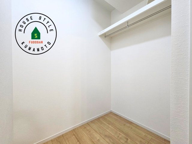 熊本市北区麻生田5丁目第1-4棟（1号棟）　の収納|洋服や大きな荷物が多い方や人数の多いご家族などは、一般的なクローゼットよりもウォークインクローゼットのほうが使い勝手が良いです。