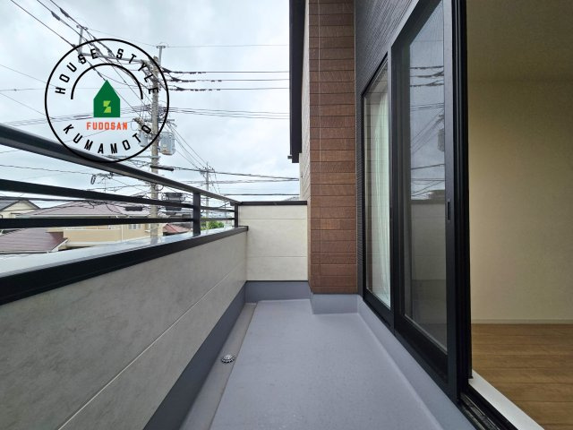 熊本市北区麻生田5丁目第1-4棟（1号棟）　のバルコニー|風をしっかりと感じられるバルコニーでは、毎日が洗濯日和です。広々としているので洗濯も楽しくなるでしょうし、気分転換にバルコニーからの眺めを楽しむのもいいでしょう。