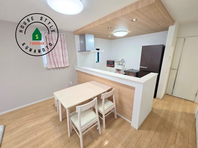 熊本市北区麻生田5丁目第1-4棟（1号棟）　のダイニング|キッチンから立ち込める香りが今日の料理を期待させます。