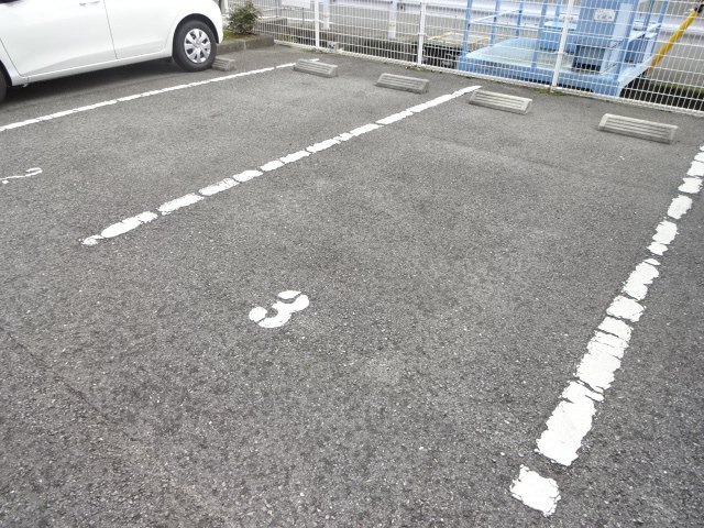 メゾン手柄の駐車場
