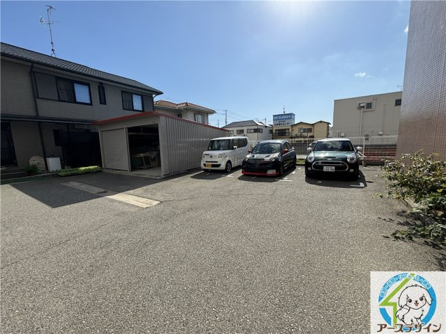 ラフィネ錦が丘の駐車場