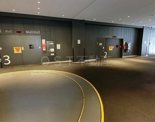 ブランズタワー御堂筋本町の駐車場