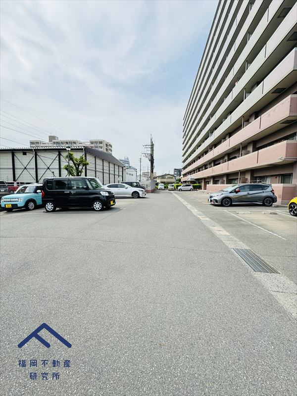 ロワールマンション箱崎２の駐車場