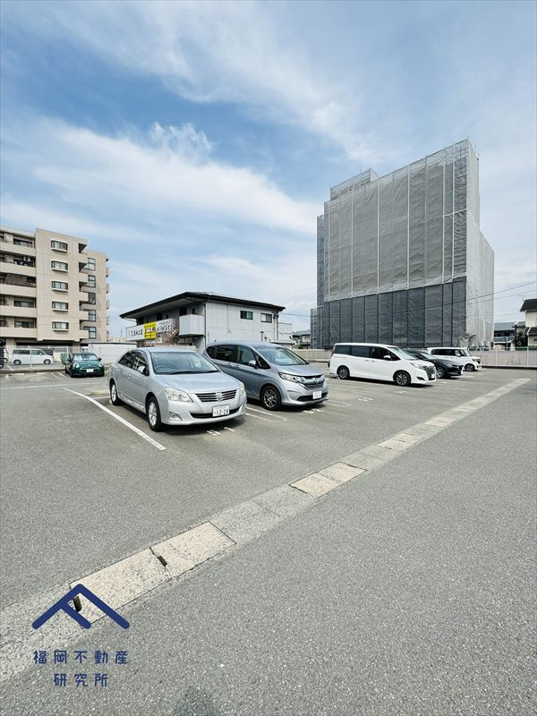 ロワールマンション箱崎２の駐車場