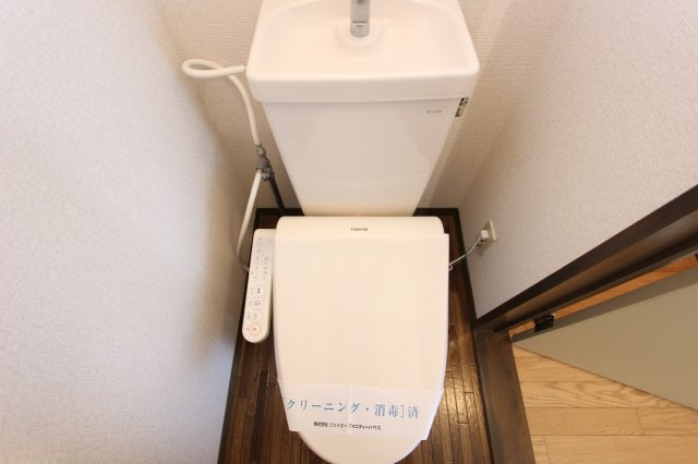 シャルマン元町のトイレ|※別号室の同間取の参考写真です