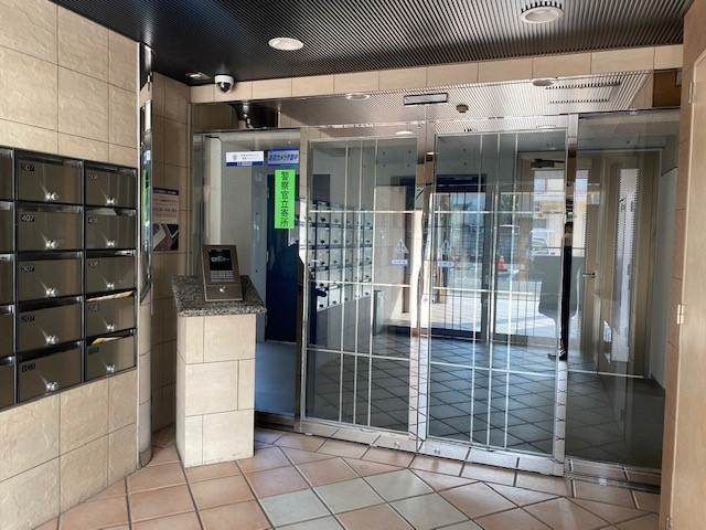 アドニー新田辺のエントランス