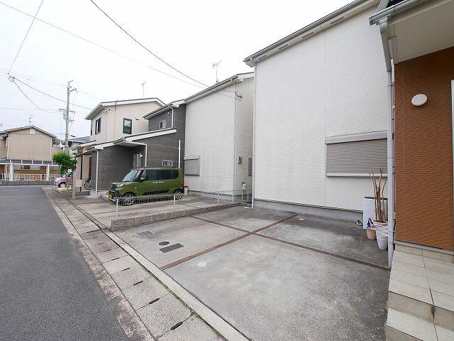 東九条町戸建の駐車場