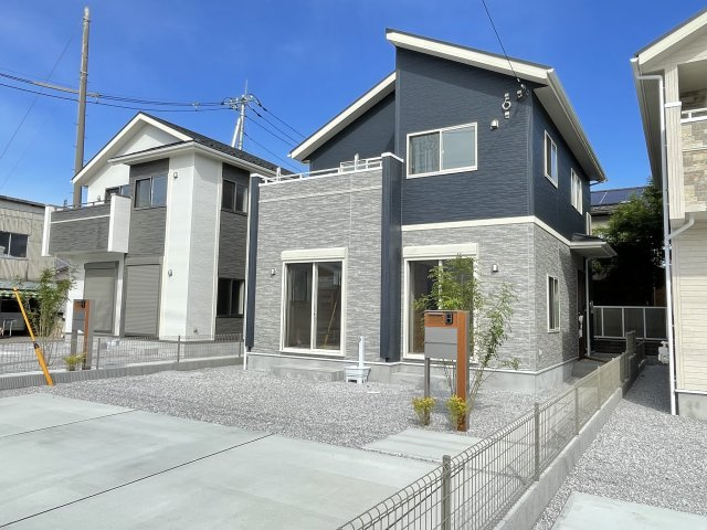 藤岡市藤岡（全5棟）2号棟の外観|ナチュラルで飽きの来ないデザインは流行に左右されない家の形です。外構も綺麗に仕上がっています(^▽^)/
