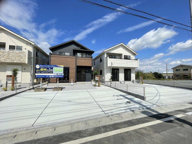 藤岡市藤岡（全5棟）4号棟の外観|ナチュラルで飽きの来ないデザインは流行に左右されない家の形です。外構も綺麗に仕上がっています(^▽^)/
