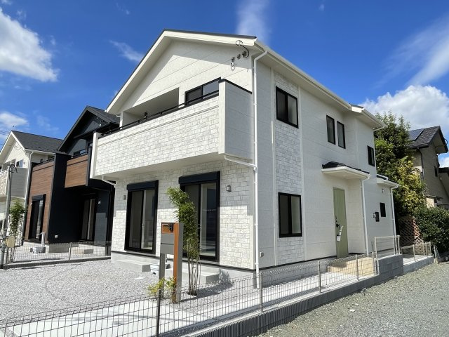 藤岡市藤岡（全5棟）5号棟の外観|隣地との距離も保ちながらも綺麗な街並みに溶け込みました！
駐車スペースやお庭も十分に確保しています！