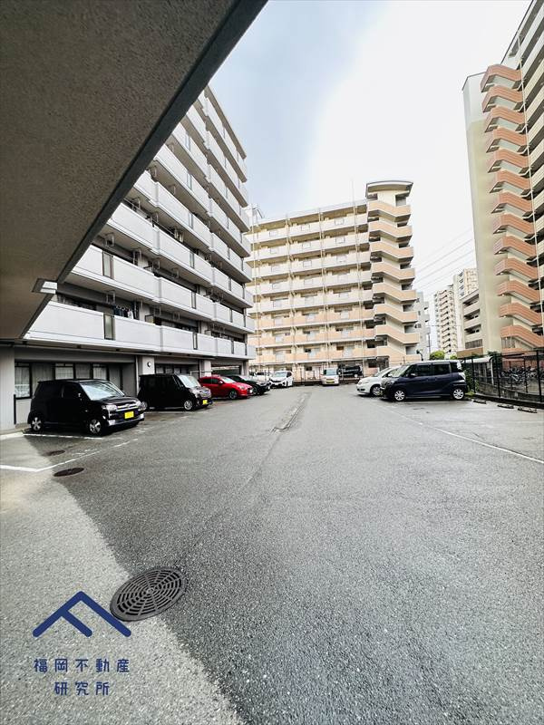 アンピール箱崎東の駐車場