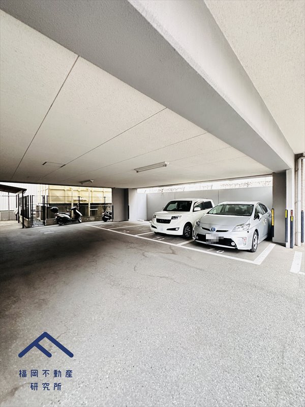 アンピール箱崎東の駐車場