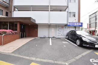 【駐車場】 | マンションの駐車場スペース。空きの有無や駐車料金、サイズ規定などについては、改めてお問い合わせください。～即日のご見学可能～　お問合せはお気軽にどうぞ。