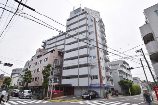 【外観】 | 私たち不動産業スタッフは、よく「いい面構えの建物です」「雰囲気ありますねえ」という言葉を使いますが、当マンションもまさにそのような姿で佇んでいます。～即日のご見学可能～　お問合せはお気軽にどうぞ。