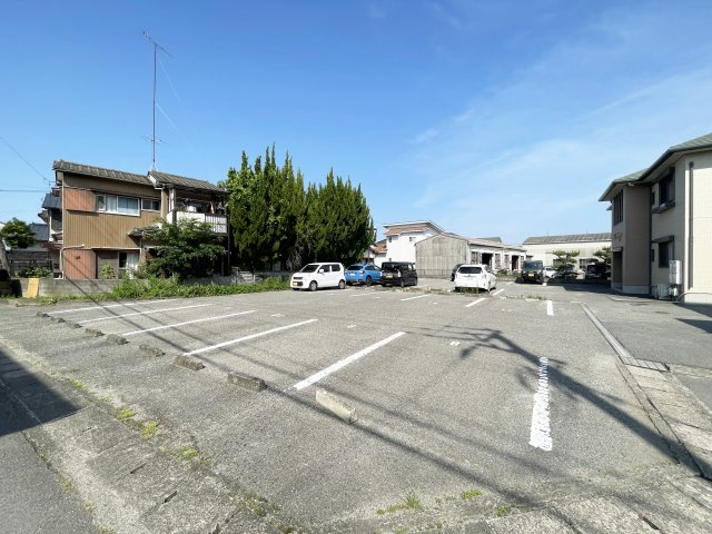 ディアス川南　Ａ棟の駐車場