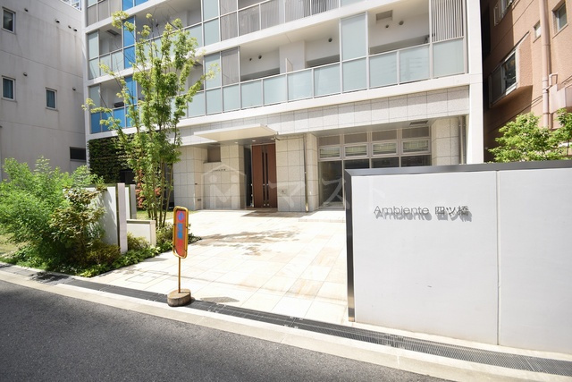 アンビエンテ四ツ橋のエントランス