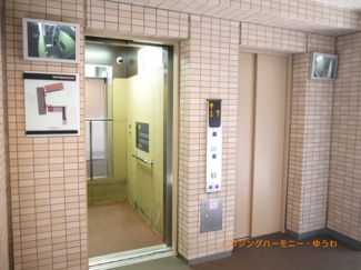 【その他共用部分】 | １階のEVには、防犯カメラのEV内ライブ映像が確認できます。